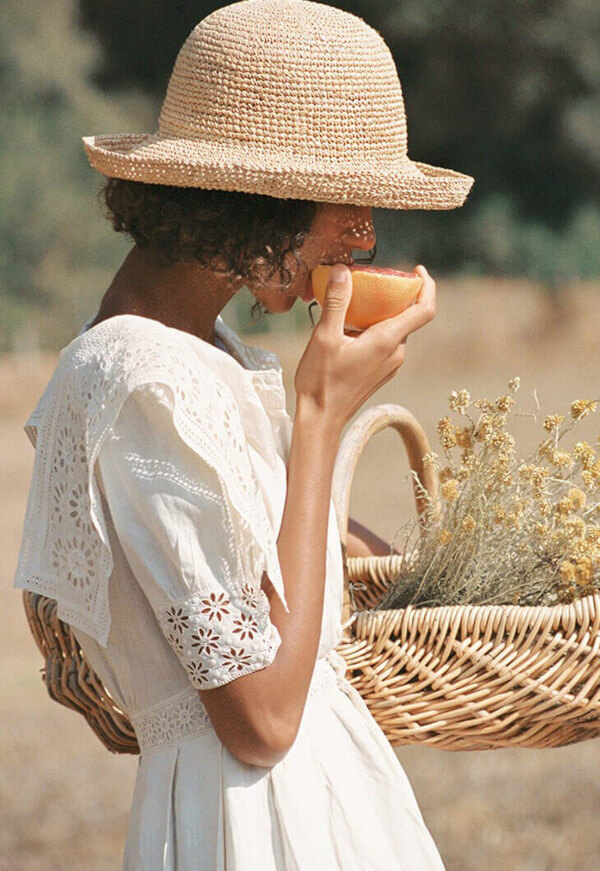 Femme qui croque dans une orange